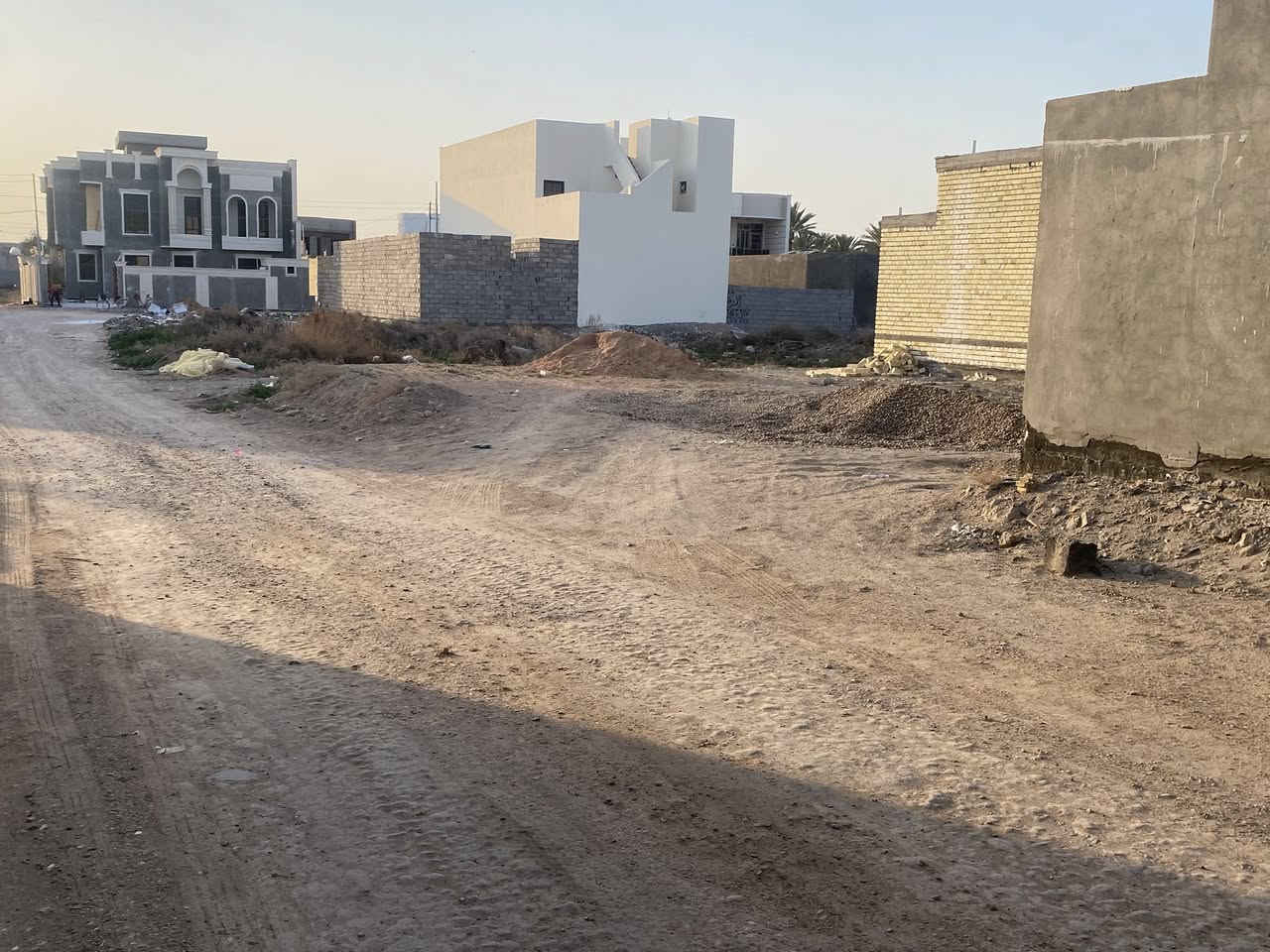 السلام عليكم قطعه البيع ٢٠٠متر ركن خلف مضيف البهايس ***********
