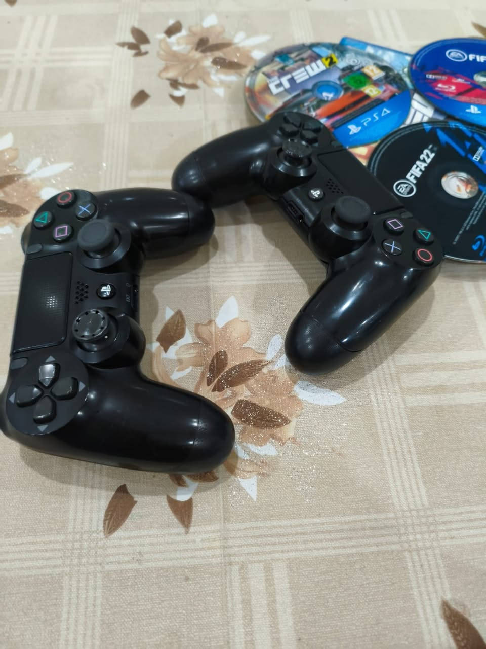 سلام عليكم عندي بلي 4 للبيع نضيف مابي ايشي لوك ستيكر نضيف مابي اي اشكال وبس يدات اصليه بس x شويه طامسه شويه و ثانيه تجاري كير مالته ثكيل وهوو نضيف ومروحه هم نضيفه وممستعمل هواي  ونضامه 13.50 وسعر 250 واي استفسار راسلني ع رقم ***********
