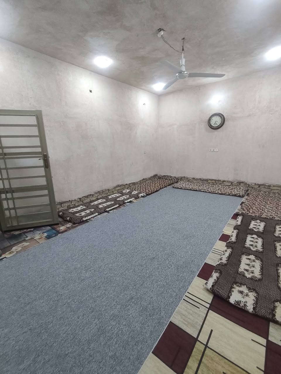 دار للبيع في الدبله شارع البصيره مقابيل الحسينيه فرع فؤاد الحداد ..
دار مساحه ١٥٠ م مربع واجهية ١٠ نزال ١٥ يحتوي ع استقبال ومطبخ وغرفة نوم وهول كبير وصحيات خارجيه ومجمع صحيات داخلي كبر والطابق الثاني غرفه نومه ٧.٥ *٥.٥ كبيرة غير مسقفه للاستفسار عالخاص او عالرقم ***********
***********
