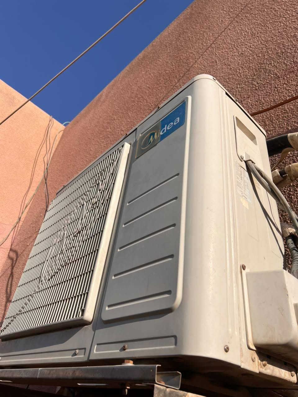 سبلت 2 طن للبيع
القطعه الخارجية ميديا 
والقطعه الداخلية جوكر 
دفع الهواء قوي بس برودته مو قويه بيه مشكله 
يمكن نقص غاز ابيعه على وضعه 
المكان حي الشهداء السعر 400 وبيه مجال 
***********
