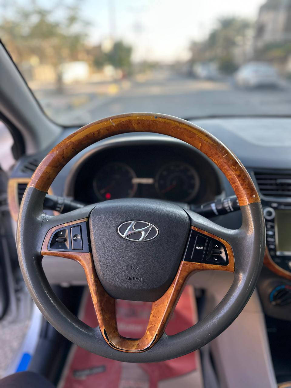 السلام عليكم اكسنت موديل 2013 
كير مكينه مكفولات . تخم تاير جديد
ادامه جديده . بيهه باب السايق مبدل ومصبوغ نفس الصبغ
مكان السياره كربلاء. ***********
