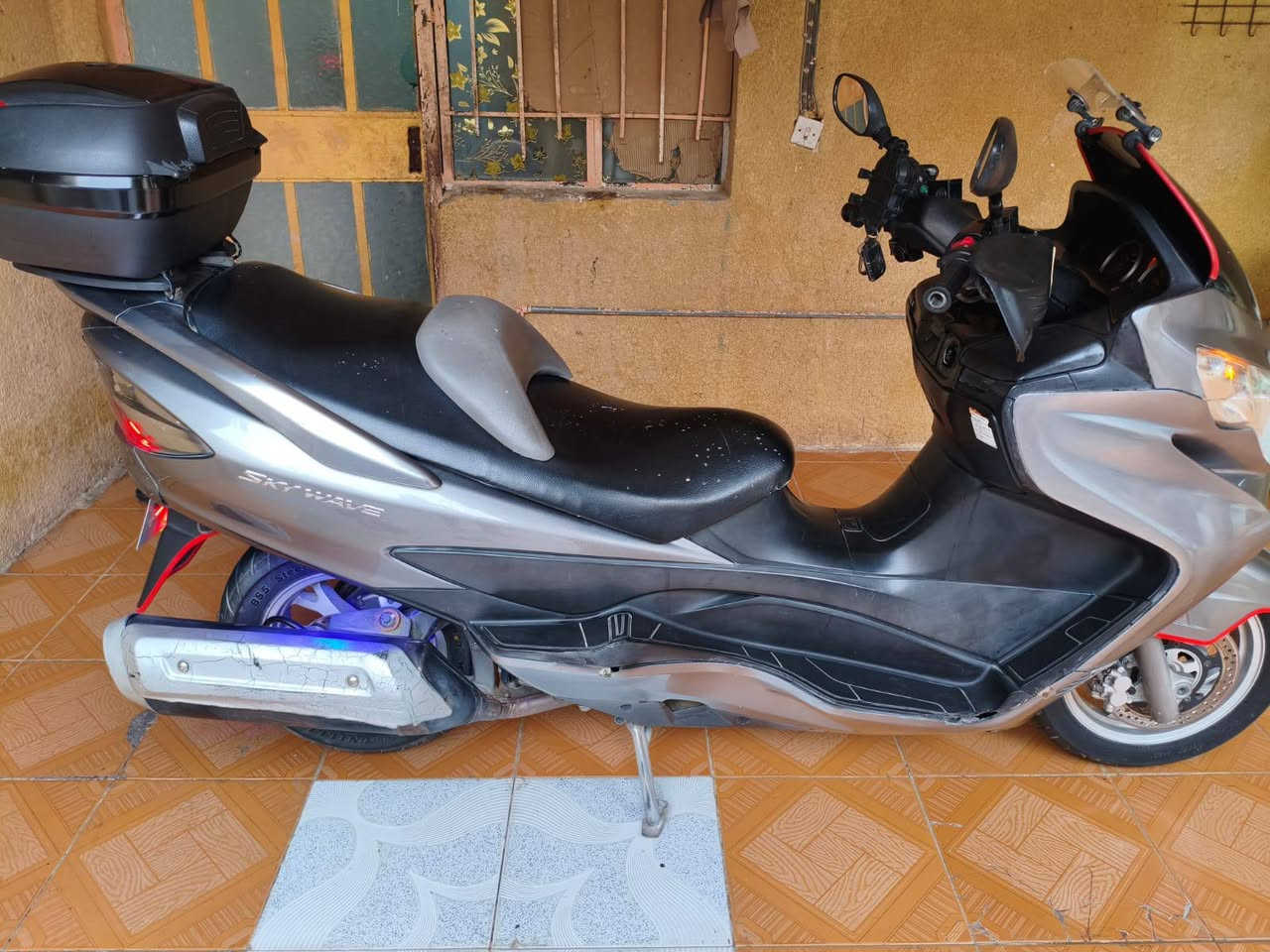 السلام دراجه اسكاي وايف ربع برجمان فحل
2012
لاتي زنون
يدات هبتر
ضوء دشبول احمر
محرك ممفتح ناعم
كهربائيات كله شغاله 
استان حساس 
ماشيه 223
عنوان كوت 
للتصال ***********
