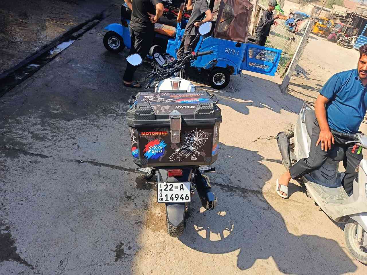 🚨 للبيع – دراجة RK 200 موديل 2025 🚨
للبيع دراجة RK 200 موديل 2025 بحالة ممتازة جدًا، استخدام خفيف ونظيف، ما بيها أي حادث أو ضرب.

✔ أوراق كاملة – رقم أربيل

🔹 المواصفات:

🔸 سعة المحرك: 200cc

🔸  تبريد هوائي

🔸 جير عادي 5 سرعات

🔸 تشغيل سلف + هندر

🔸 نظام  كاربراتير

🔸 صرفية بنزين اقتصادية جدًا

🔸 فرامل دسك أمامي

🔸 مساعدات أمامي تلسكوبي + خلفي مزدوج

🔸 عداد ديجيتال

🔸 إنارة قوية 

🔸 صندوق خلفي كبير جي اس

🔹 الحالة:

✔️ مكفولة موديل 2025

✔️ ماشية قليل

✔️ ماتحتاج أي صرف

✔️ جاهزة للاستخدام فورًا

✔ بعدها بضمان الشركه

سعرها بالسوق يوصل أكثر من هذا حسب الحالة،

لكن معروضة بسعر مناسب لسرعة البيع 🔥

🔹 أسباب البيع: (ظروف خاصة)

💰 السعر: 3.200 (قابل للتفاوض للجادين فقط)

📍 المكان: بغداد مدينه الصدر الاورفلي

📞 للتواصل:***********///***********
