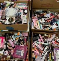 يتوفر مكياج مشكل خشن وناعم جمله الجمله ماركات وستندرات  سعر الكيلو فقط...