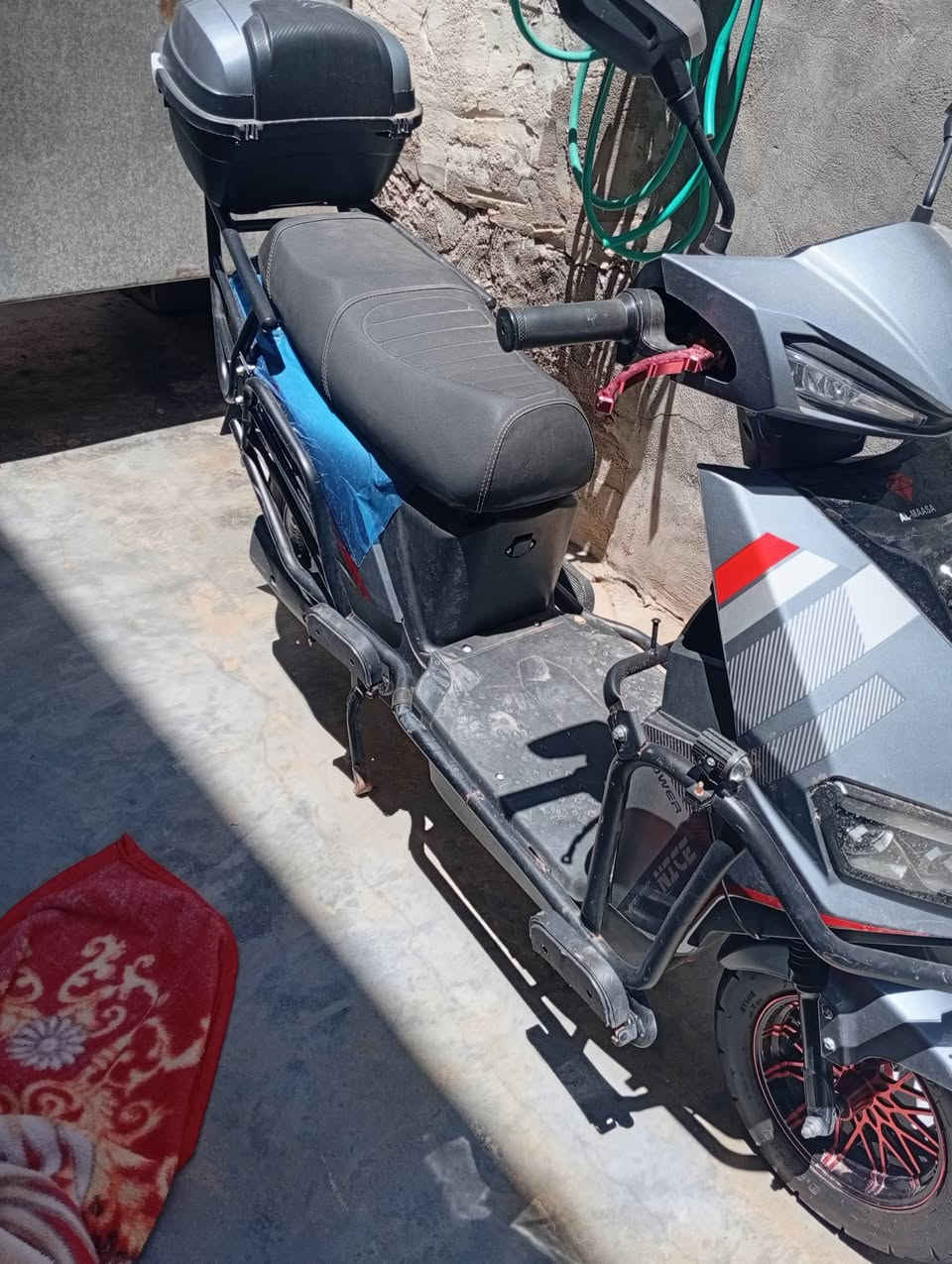 سلام عليكم بايسكل شحن للبيع مستخدم شهرين بطاريات فول بي عيب بس جوزه تتبدل موطور بعده جديد المكان الرمادي الملعب السعر 650وبي مجال رقم الهاتف ***********
