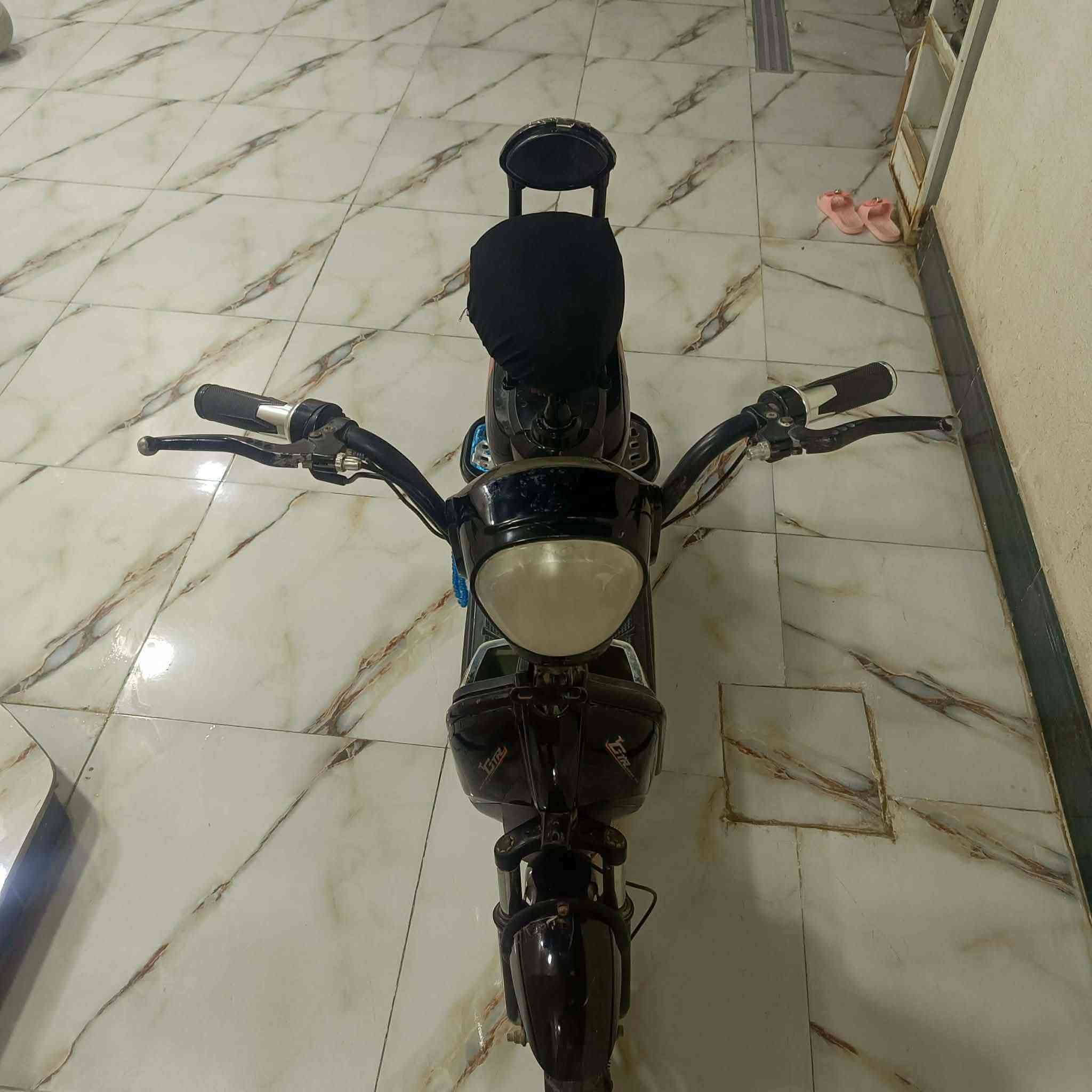 سلام عليكم
دراجه كهربائية 

شغاله بس متروكه

بطارياتها نص عمر والشاحنه مالتها 12V عطلانه

رايدينها ب100 وبيها مجال

***********
