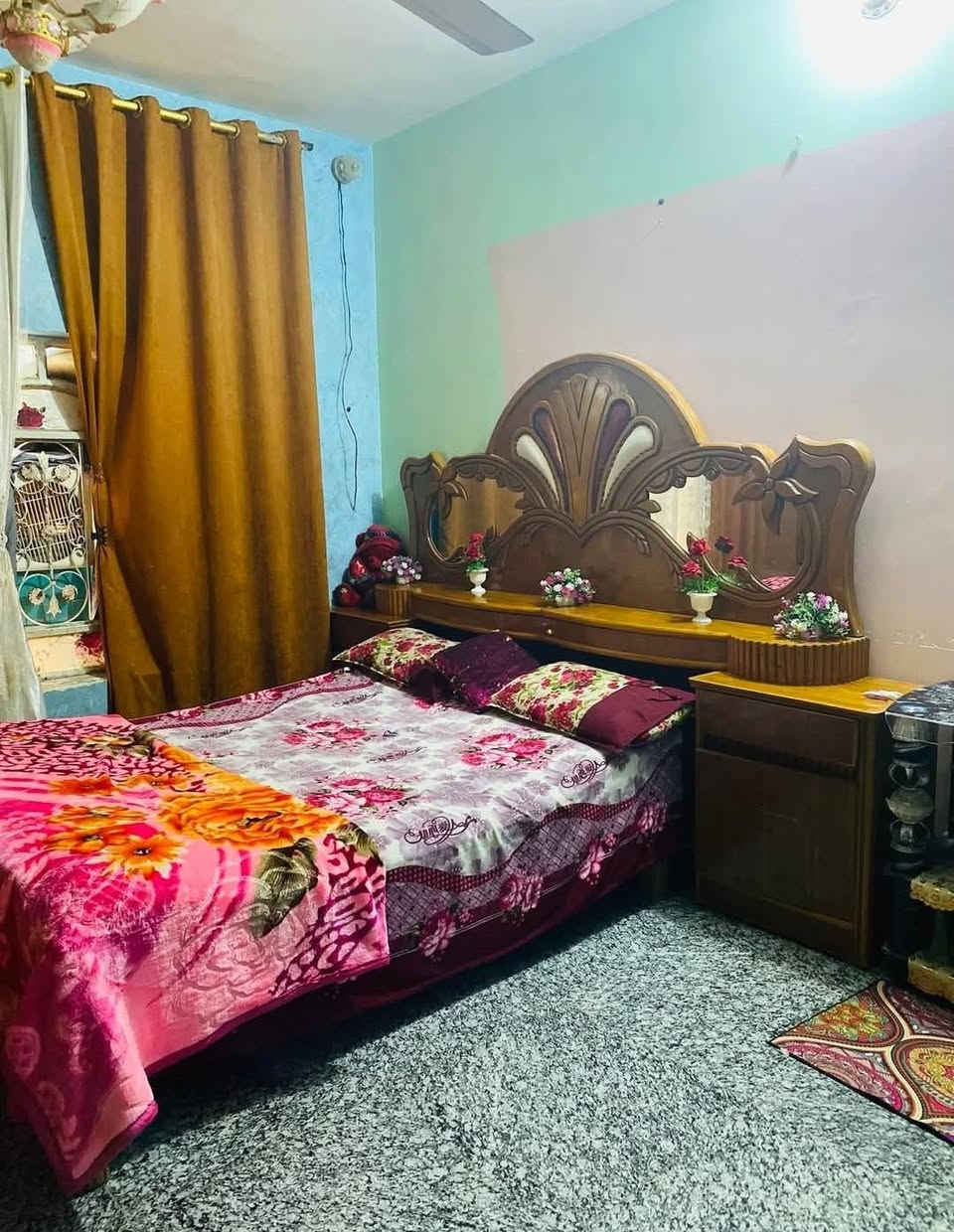السلام عليكم بيت للبيع مساحته 400 يحتوي ع استقبال وهول وغرفتين ومطبخ حار وبارد وصحيات دخليه وخارجيه سند 25 ويحتوي ع محل مكان البيت حله كريطعه مقابل سيطره الوزير السعر 120 وبي مجال الاستفسار الاتصال ع الرقم ***********
