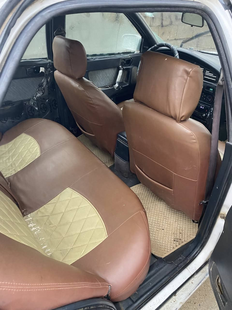 هۆندا النترا
تەنیا ١٠ گەلا سلیمانی
***********
***********
مۆدێلی ١٩٩٣
ئاڕمی پلاستیکی سلێمانی
گێڕو مەکینەی لۆک 
تەجیلو ملەبەرەی زۆر خۆش
برێکو لایتو بەگلایت گەرمیو فڵچە
هەر هەمی گیانی ئیشەکات
مەسرەفی زۆر کەمە زۆر کەم بەنزین ئەخوا
دەعمی هەچ پێوە نیە رزیویشینیە
کامل ناە گێچی مەزبوت
دەعمو لێدراوی هەچ پێوە نیە تەنانەت ڕزیویشی نیە
لایتو گەرمیو فڵچەو برێکو کامل ناو گێچو هەمو گیانە بەشەرت نەقسانی نیە
٤ تایەو ویل لۆک ماشەللە بە نزین زۆر کەم ئاخوا
سەیارەکە ناو دەری زۆر جوانە ڕزیوە نیە تۆزی لایتو بۆنیدی ناشرینە
گێڕو مەکینە بەشەرت پێشی زۆر جوانە لە سلێمانیم تە نیا ١٠ گەڵا
***********
***********
