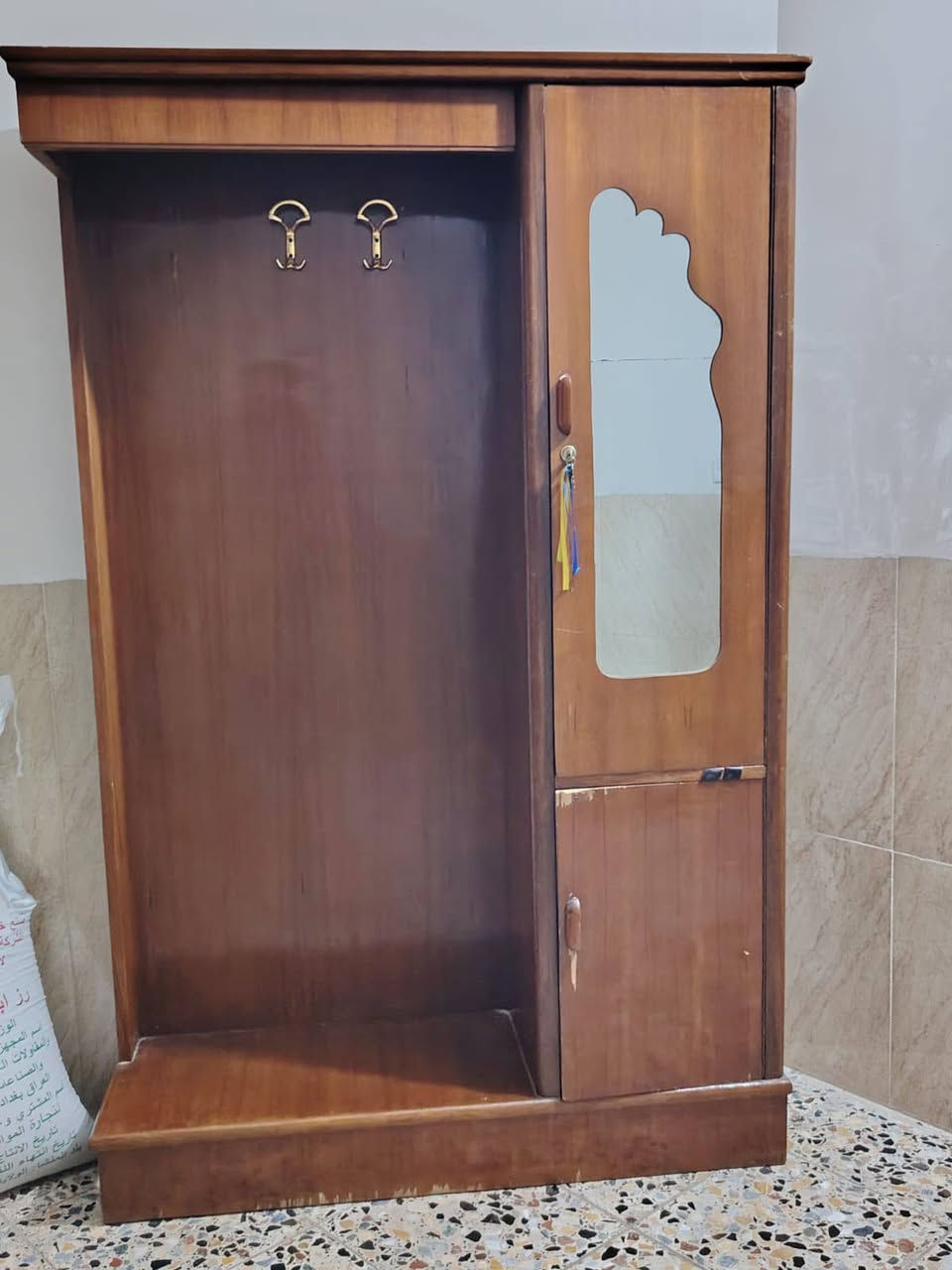 كنتور 3 قطع نظيف جرباية و زاوية و ميز مراية للبيع السعر 300 و بيها مجال عنواني بغداد حي النصر ***********
