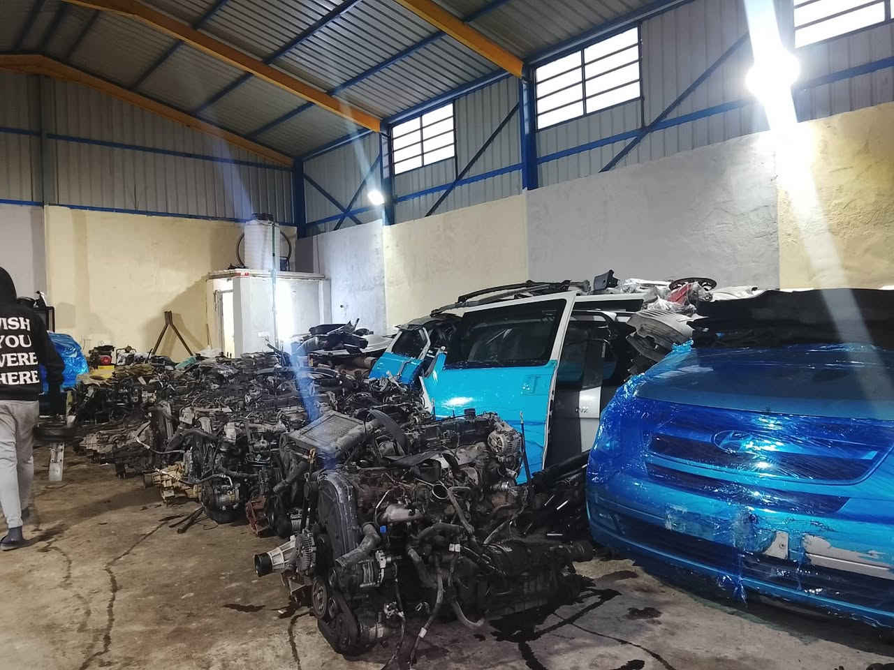 السلام عليكم ورحمه الله وبركاته تم بعون الله تعالى وصول حاويه أدوات هونداي ستاركس مسكر كصاة مثل ما موضح بالصورة بجم كامل مكمل محركات نظافة 100/100 حداديه أيضاً وأبواب جديده كلش شنو تريده موجود عدنا العنوان بابل الحمزة الغربي حي الصناعي قرب المتنزه ..رقم الموبايل .*********** .*********** .تحياتي لكم
