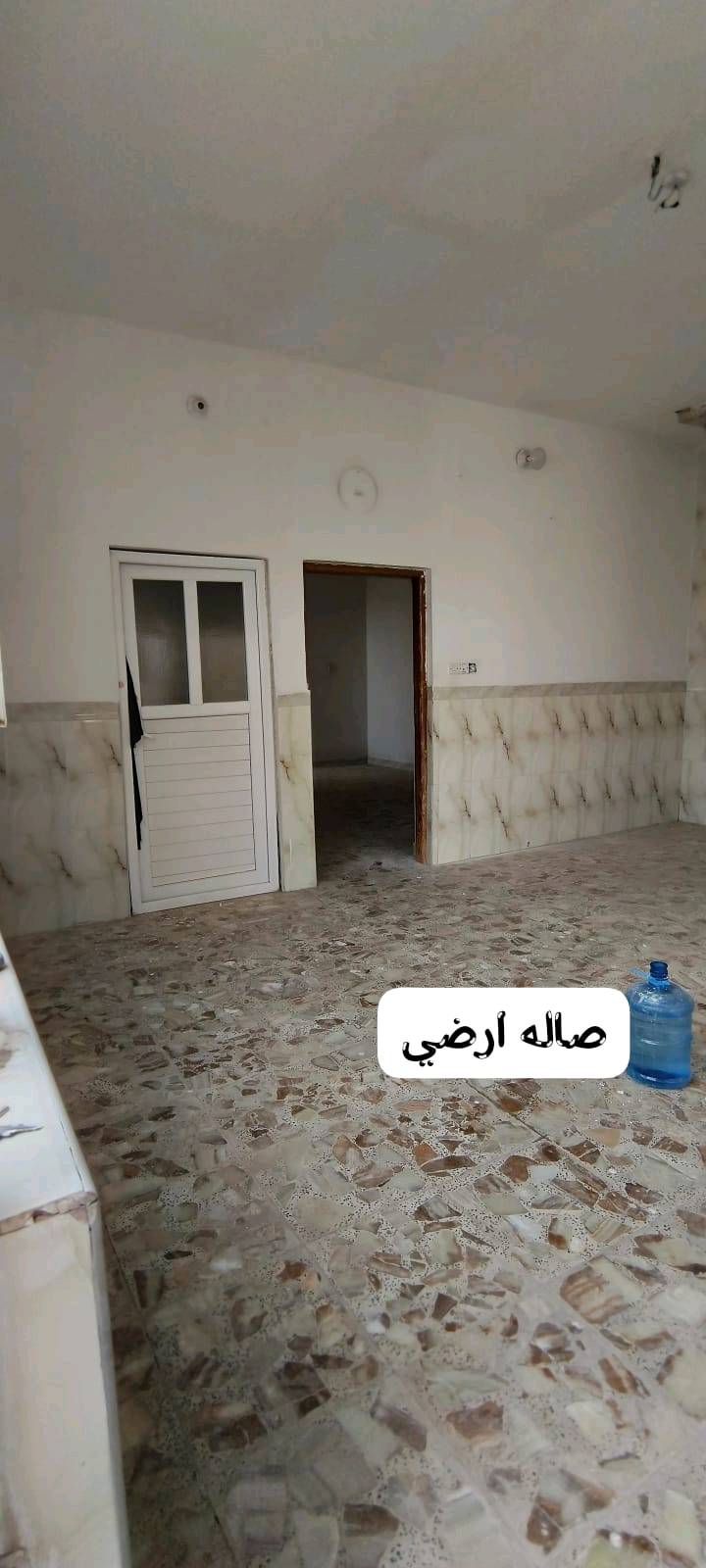 السلام عليكم دار بشارع المطار القديم مقابيل انشائية ابن الدباغ 
المساحة 150م
ثلاث غرف +صالتين +استقبال +2 صحيات +المطبخ سيراميك +الصاله سيراميك 
الصور +استفسار على الواتس اب ***********