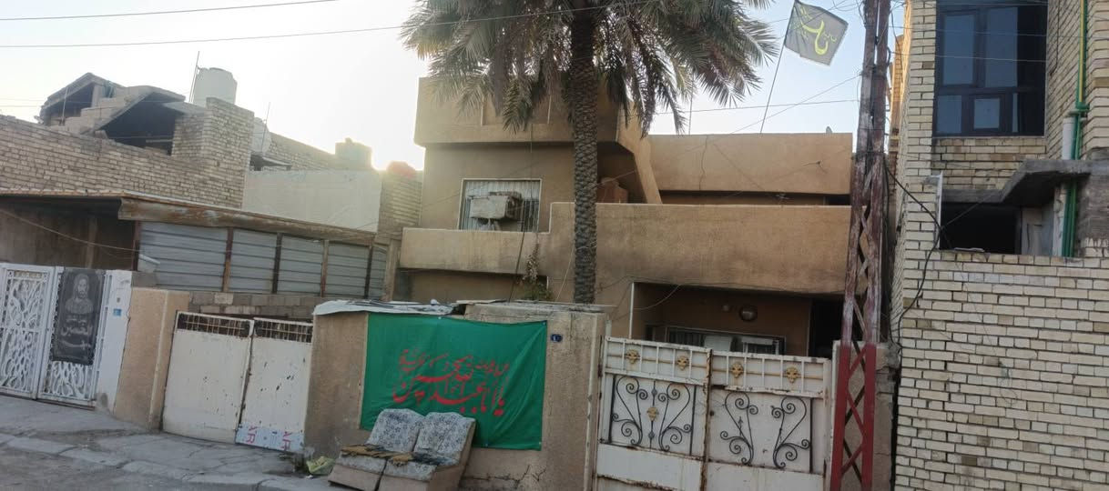 السلام عليكم.....
بيت للبيع مساحه 200 طابقين بناء قديم
يحتوي على كراجين +مدخلين 
الطابق الاول  
استقبال + هول + مطبخ + صحيات + صاله
+غرفه نوم + ترك 
الطابق الثاني 
يحتوي على ثلاث غرفه نوم + سطحين
📍موقع ابودشير خلف السوق
قرب اسواق زرزور
شارع اسواق يوسف قبل الركن
#الاستفسار_على_الرقم 
‏‪***********‬‏ ابو علي
