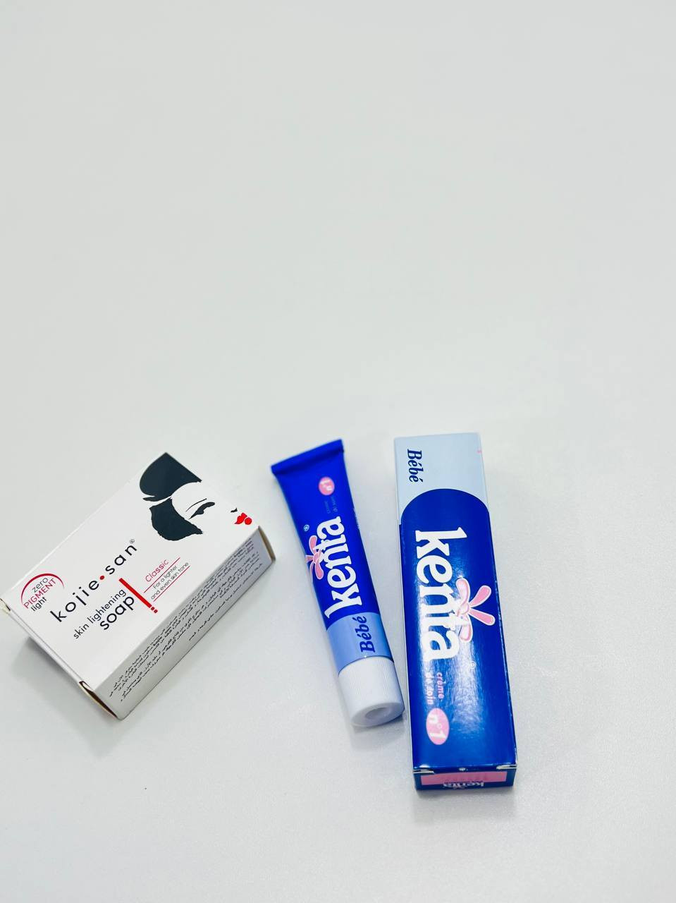 عرض تفتيح الجسم ❄🩵⋆｡ ֓୨୧ ˚‧
يتكون من صابونة + كريم  :
صابونة كوجي سان الفلبينية
تركيبتها الفلبينية المشهورة تحتوي على حمض الكوجيك المعروف بفعاليته بتفتيح البـقـع الداكنة وتوحيد لون البشرة. تنظف البشرة بعمق وتزيل الأوساخ والدهون الزايدة بدون ما تجففها.

كريم كينتا المغربي  Kenta Bébé 
 منتج ممتاز لتفتيح البشرة والمناطق الحساسة، يجمع بين مكونات طبيعية فعالة لمنحك بشرة مشرقة وصحية. يحتوي الكريم على مستخلصات نباتية وزيوت طبيعية تعمل على تقليل التصبغات والبقع الداكنة بفعالية، مما يساعد في تحسين مظهرالبشرة وتوحيد لونها.


**إذا كنت صاحب هذا الإعلان وتريد حذفه لأي سبب، رجاءا أرسل رسالة إلى الدعم الفني**