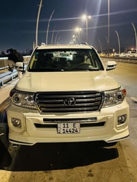 للبيع لاندكروز 2015 بلكارتون السياره كلش جديده وجاهزه من كل شي  كفاله ...