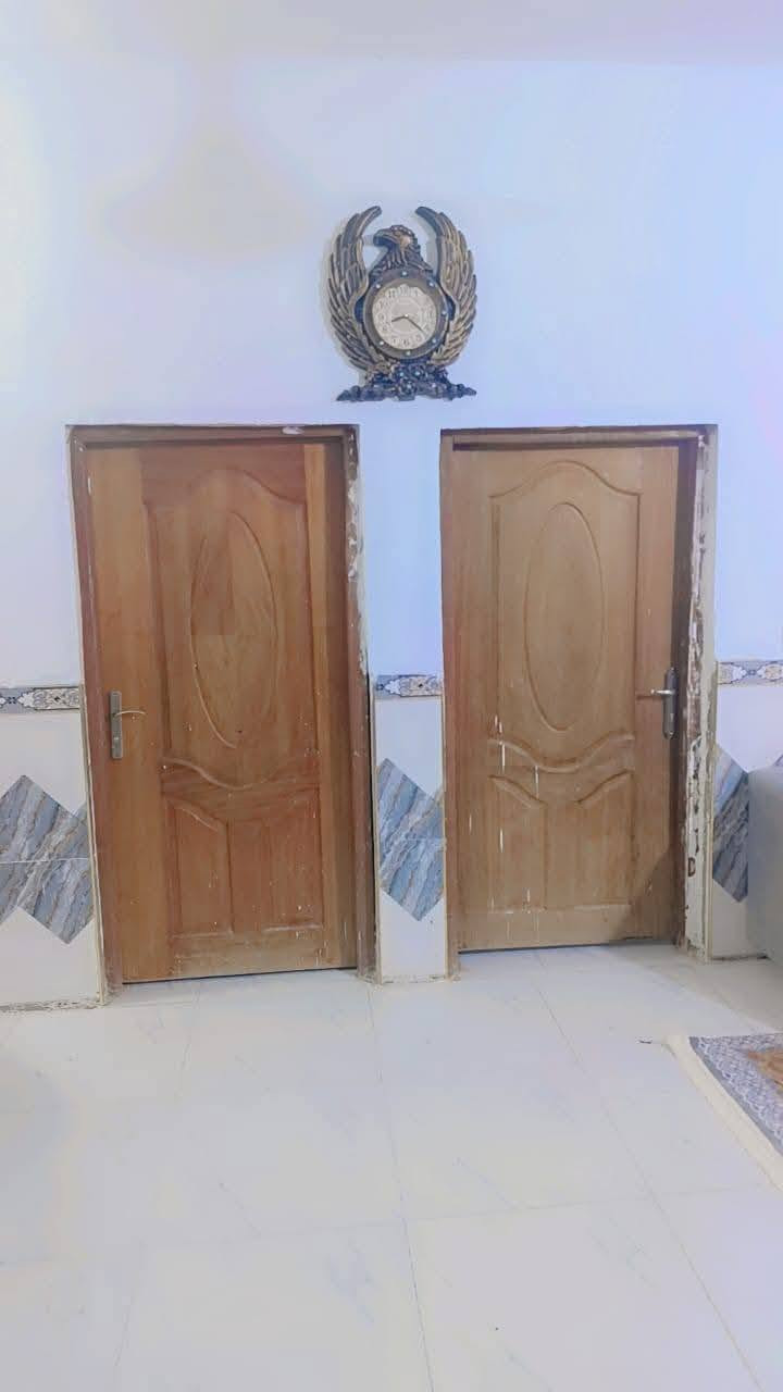 السلام عليكم بيت للبيع حي خضير طابو زراعي عقد ٢٥ مساحه ٢٥٠ متر بناء حديث كامل عل آخر حبايه السعر مناسب ٥٣ بي مجال الاستفسار اتصال *********** مراجعه مكتب النوارس شارع مستشفى *********** الشراي يتصل رجان ويدلل

