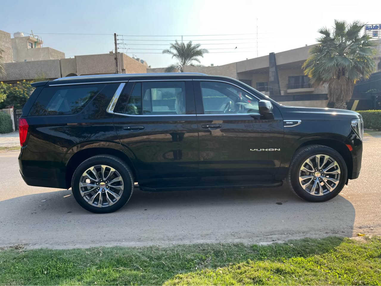 السلام عليكم 
للبيع للبيع 
جمسي يوكن فئه SLE 
موديل 2023 
حجم المحرك 5300 مكفوله كفاله عامه 
استلام شركة وكاله المنصور بسنتها على ايد وحده  
كتلوكاتها بيها
سبير مانازل  
رقم بغداد الدولي 
السيارة مكفوله كفاله عامه حتى الدعاميات مكفولات 
فقط بيها هذا البارد ال مؤشه عليه بالصورة 
السيارة مغلفه بالكامل PPF سعره 35$ ورقه  
#مواصفاتها 
تحكمات ستيرن  
رادارات مع شاشه دجتل دشبول 
كشنات كهرباء 
مودات قيادة( عادي ، سبورت ، طرق وعره ، سحب عربه )
حساسات اماميه وخلفيه 
كامره 
شاشه كبيره مع كافة تحكماتها 
٥ بصمات 
قفل ذكي 
جنطه كهرباء + فتح وغلق
تشغيل عن بعد 
لايت زنون مع حركة الستيرن 
٣ قطع تبريد منفصل امامي عن الخلفي 
الزجاج مغلف بالكامل عازل للحراره
 مكان السيارة بغداد / حي الجامعه
#السعر  470$ ورقه قابل للتفاوض  
للاستفسار الاتصال 
***********
وشكراااااااا بغداد, العراق
