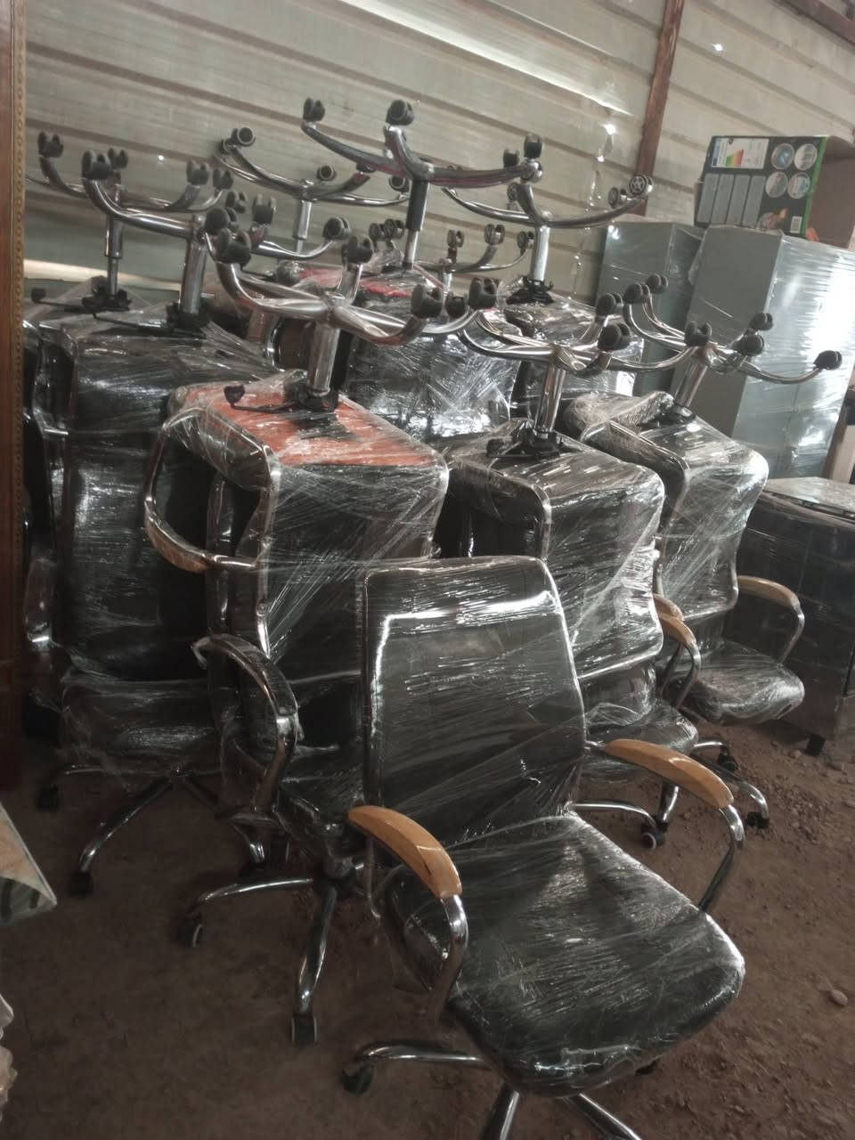 انواع الاثاث الجديد و المستعمل في مزاد الامير 
عنوان شارع ام العضام قرب مكتب المدينة للعقار 
***********
