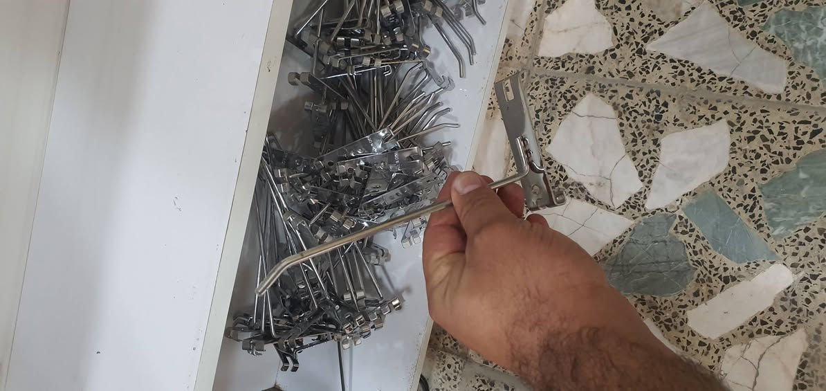 رفوف للبيع مع تعاليك كفرات واكسسوارات
الارتفاع 255 سم، العرض 100 سم، العمق 20 سم. 
مع ابواب عدد 2 بالسفل، انارة لد بالاعلى، نظيف جدا. 
***********
