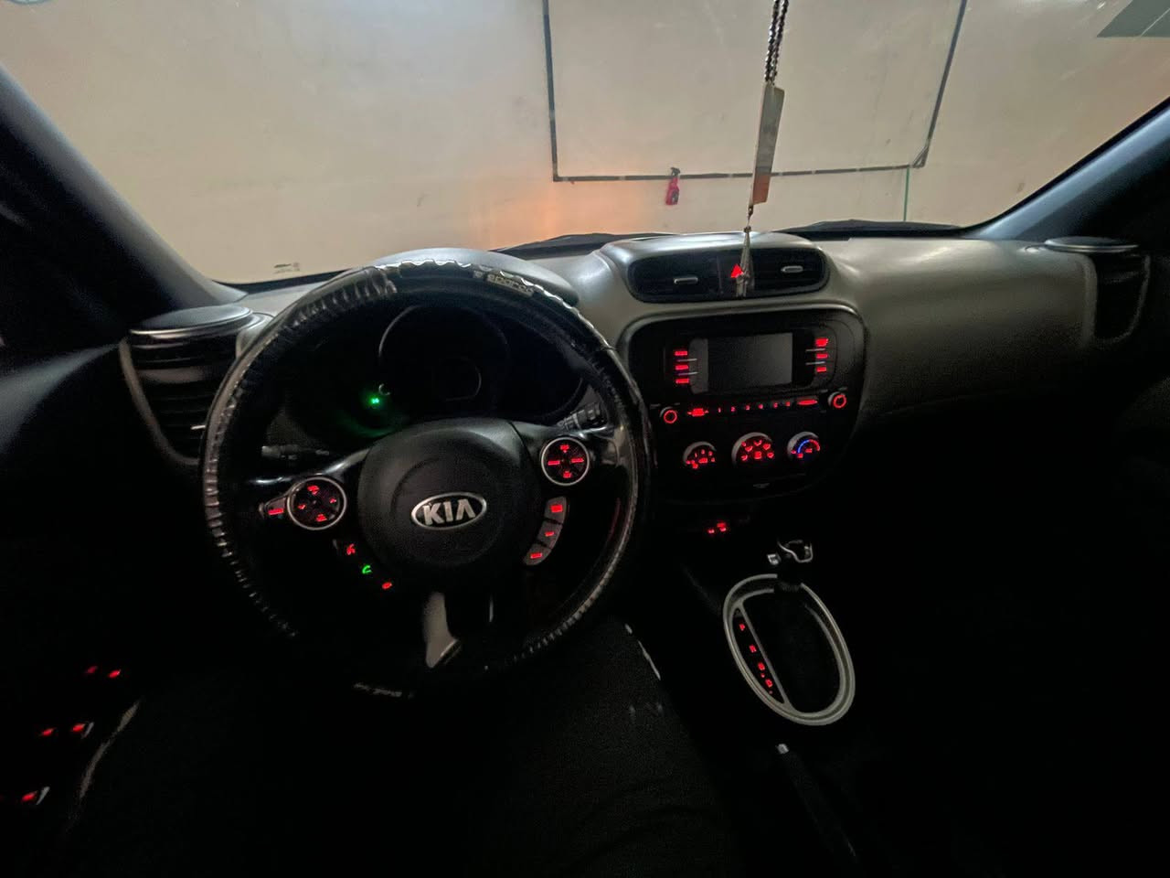 السلام عليكم ورحمه الله وبركاته
للبيع كيا صول 2017 
رقم شمالي اربيل رقم وهزة وسنوية جدد 
وارد امريكي كفاله حادثه دعامية امامية فقط ومبدله وكاله اصلية نفس لون 
مكينه ١٦٠٠ جديده مامفتوحه 
كير وضع شركه 
حدادية ٨٠٪ 
سيارة جدا جديده واستعمال شخصي
زوج تاير جديد
سبير وعدة ما ملعوب بيها 
سيارة نضافتها ١٠٠٪ 
ومابيها نقص 
مكانه بابل مسيب سعر 118 وبيها مجال للشراي للستفسار اكثر اتصل ***********
