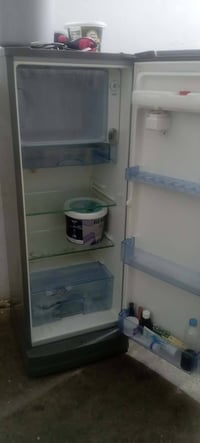 ثلاجه • نظيفه • حجم وسط