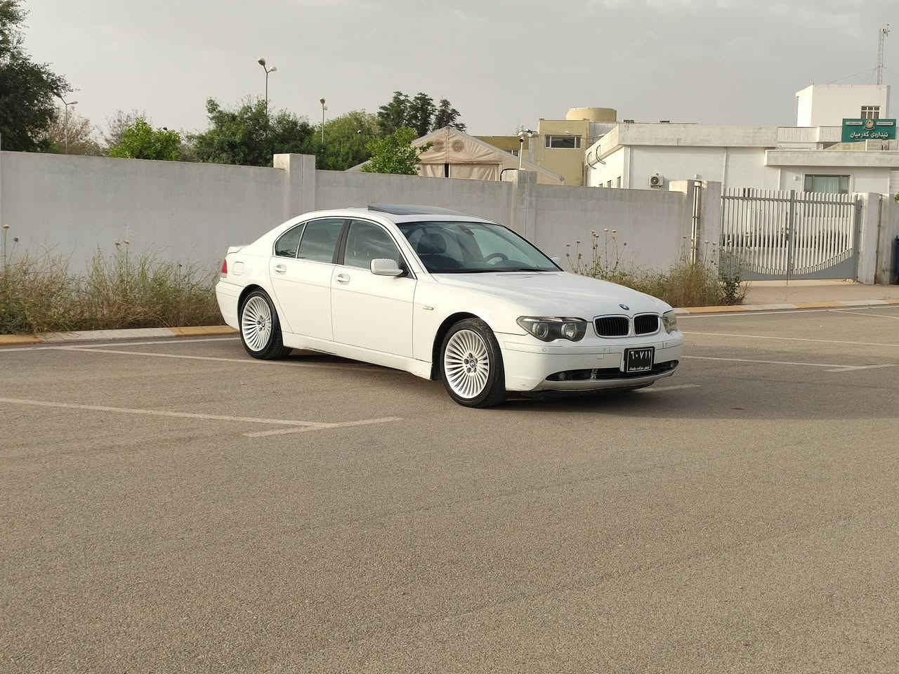 سلاو bmw 740i  (2005) ساق
سةيارةكة فول فولة  
گيرو مكينة بةشةرتة  كارةباي بةشةرتة تبريد ساردو گةرم بةشةرتة  زةربةو ليدراوي نية.  بوياغيشي باورناكةم بي  
مواسةفاتي. بيانو برة. 
گير لةمسة  
بريك بةسمةية 
سلايتة 
تحديد سورعةية 
دةركا شفتو سندوق شفتة 
سةلاجةيةو مةركةزية 
پارك سينسةرة  
هةر جوار كوشن هيتةرة 
هةر جوار كوشن كارةباية 
زور موصةفاتي تري هةية بيرم نية بينوسم 
سةيارةكة ساقة  گورينةوةو فروشتن  حةزت ليبو جات بكة لة خزمةتام. لة كةلارة سةيارةكة  ***********
