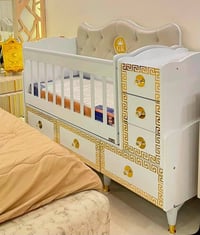 سرير طفل يصير هوة سرير هوة كاروك  مع فراش صغط عالي بي رجل وحدة مكسور و...