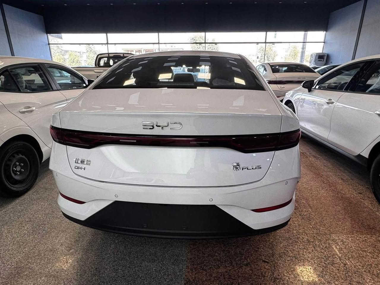 BYD Qin Plus 2025.   سپی ناو زەیتونی
مواصفات.کارەبایی و بەنزین و هایبريد.
بصمة شاشةوكاميرا ویل کەپ.تانکی گەورە 
2100 كم.دەڕوات.تحديدسورعه.لیدڤۆلیۆم 
***********
