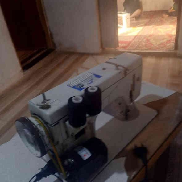 سلام عليكم مكينه مال خياط للبيع رايتها 100 وبيها مجال مكان البصره ***********
