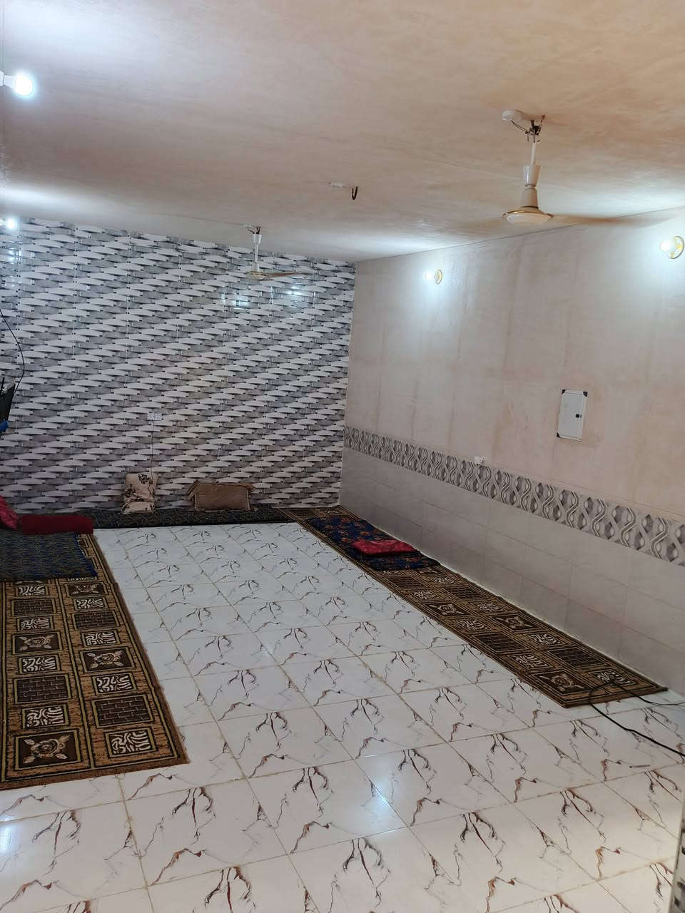 السلام عليكم بيت بحي المهندسين مساحه 200 غرفتين ومطبخ وهول ومضيف ثاني شارع السعر 60 وبيه مجال الاتصال ***********
