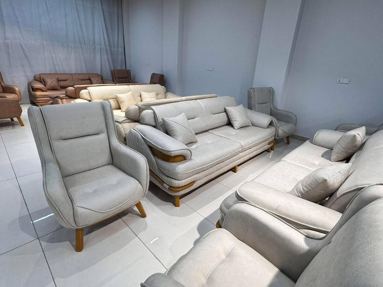 ✨ طقم قنفات مودرن مستورد – 10 مقاعد ثقيل

🔹 يتكون من:
• قنفة ثلاثية عدد 2
• كراسي مفردة عدد 4

🔹 المواصفات:
✔️ قماش وتر بروف (مقاوم للبقع)
✔️ شغل درجة أولى
✔️ إمكانية تحويل القنفة إلى سرير
✔️ تصميم مودرن أنيق يناسب كل الديكورات

برستيج هوم – الجودة عنوانا
📞 للاستفسار مراسلة الصفحة  أو اتصال على👇👇
***********
***********
