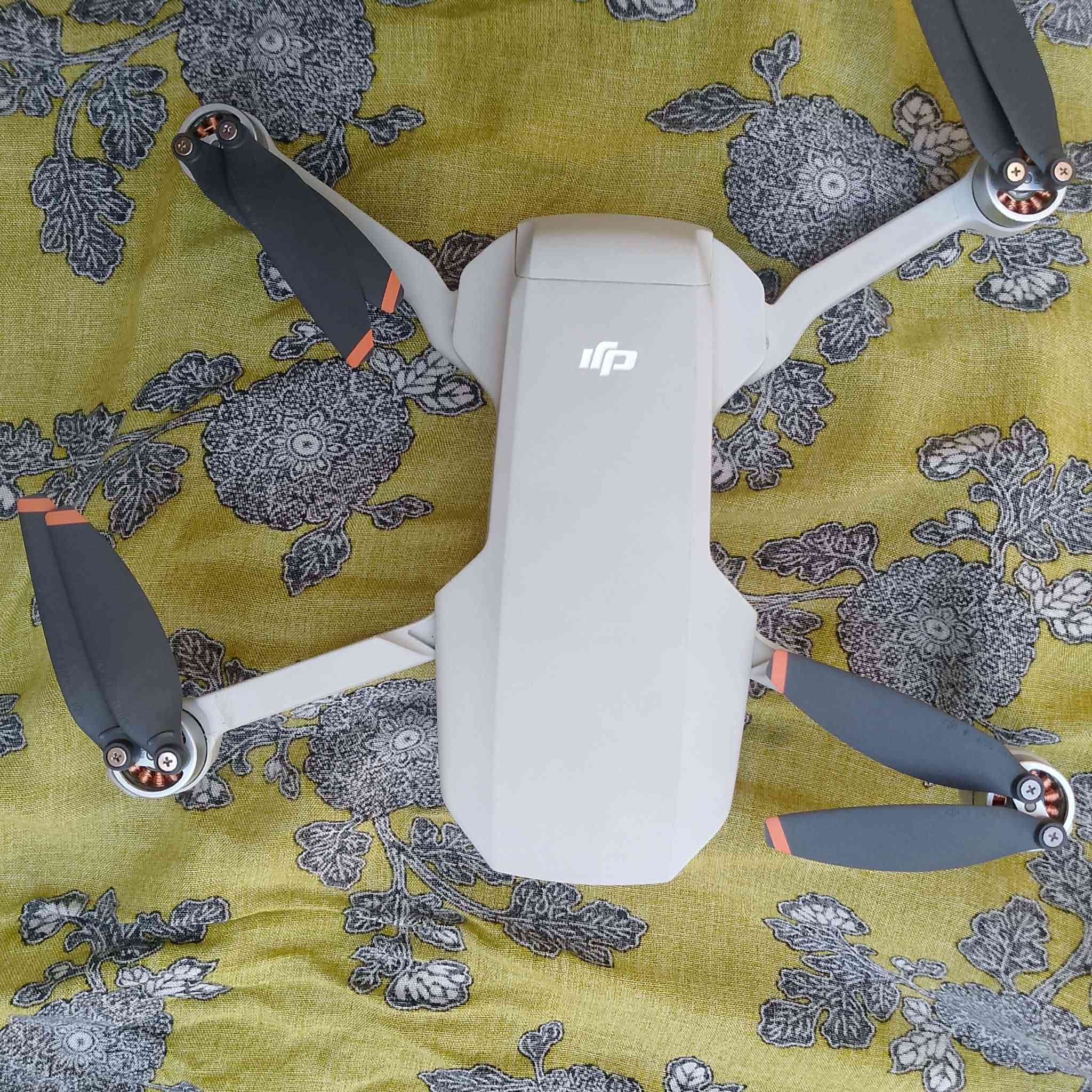 السلام عليكم
Dji mini 2 se
نظافة 95 % بيها فقط هذا الفطر بلذراع ومماثر عليها بلطيران
استخدام قليل جدا 
كومبو 3 بطاريات وشاحن ثلاثي أصلي 
جنطة 
كارتون 
سعرها مناسب جداا 
رقم ***********
