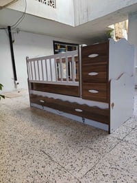 تخت طفل للبيع مستعمل شي قليل  السعر 120 للتواصل 07747815207