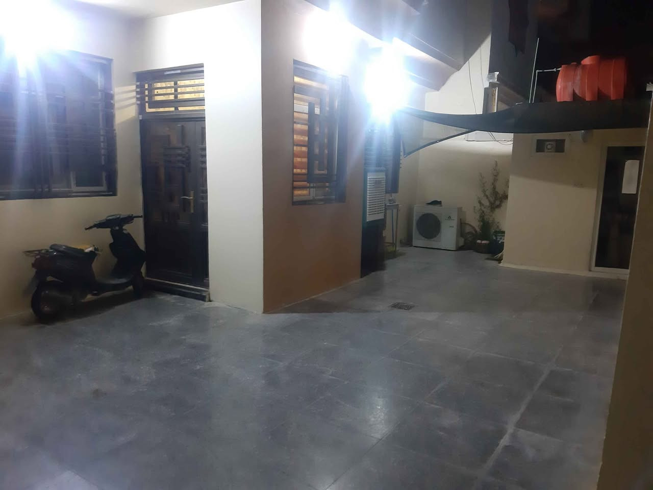 بيت للبيع المساحه 220 طابق واحد غرفتين نوم وصالة ومطبخ وحمام خارجي وحمام داخلي وهول واستقبال وصالة داخليه وكراج كبير ومخزن عل السطح 
للأستفسار الأتصال عل الرقم *********** كربلاء, العراق
