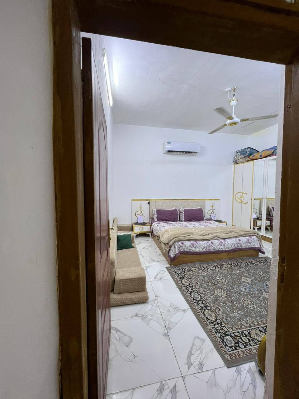 سلام عليكم بيت 100متر بناء درجة أولى جديد غرفه وصاله ومطبخ وصحيات كافت الخدمات شارع 12متر تبليط ناره اليليه 
حي لامين ***********
