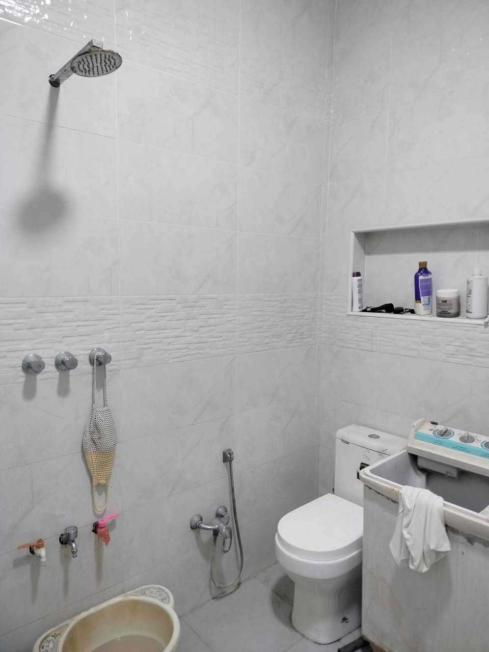 بيت للبيع مساحه 250 متر طابو اسهم
3غرف وصاله ومطبخ واستقبال وصحيات داخليه وخارجيه
بناء 2024 
 مكانه نهايه شارع السفينه قرب مدرسه الواثق
السعر 148
***********
