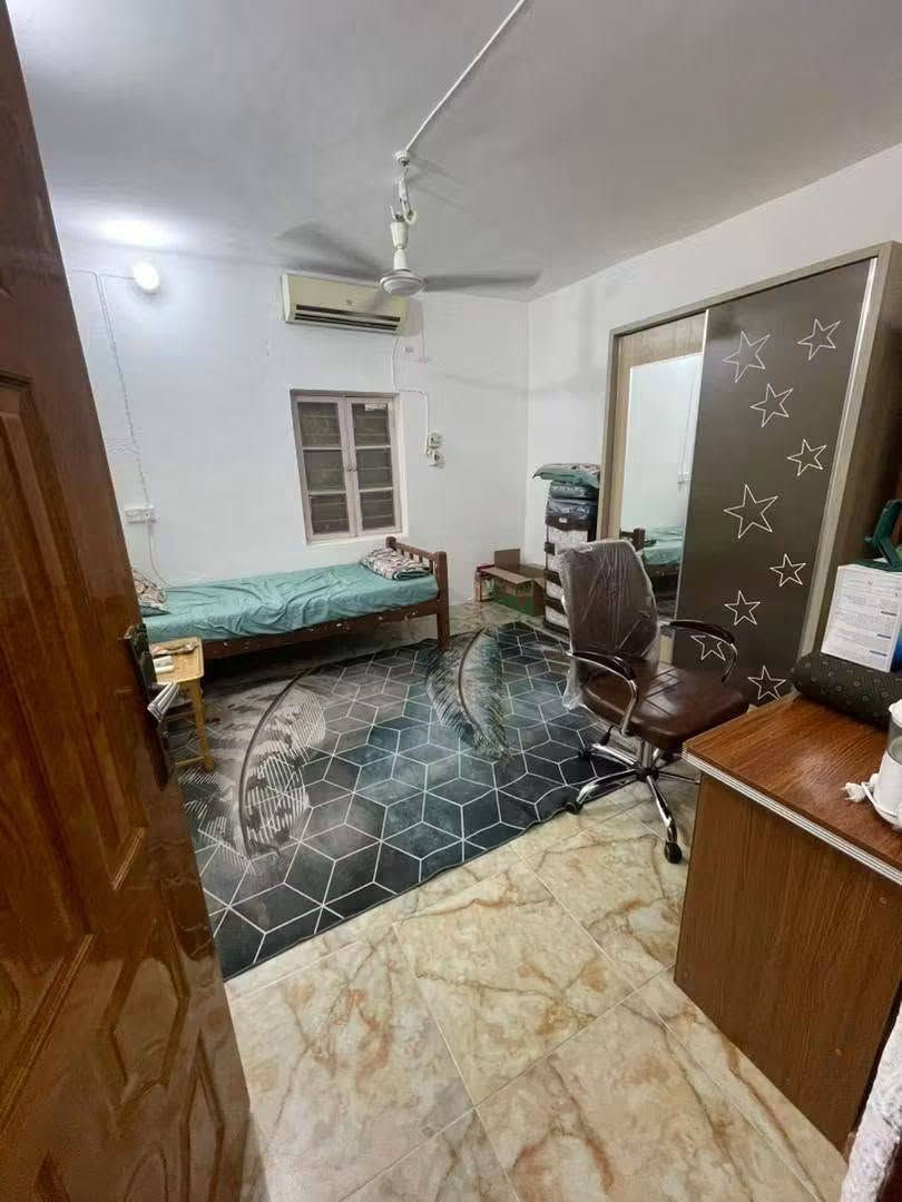 السلام عليكم
يوجد بيت للبيع في منطقة الثيلة مساحتهُ ٢٠٠ متر طابو صرف مقابل بيت الشهيب ثاني بيت عن الشارع العام، الشارع مبلط.
المحتويات:
٢ غرف نوم + هول + صالة + صحيات خارجية وداخلية + ممر كبير للسيارة + محل اسواق.

الطابق الثاني: غرفة كبيرة + صحيات.

السعر: ١٧٠ مليون
للتواصل: ***********
