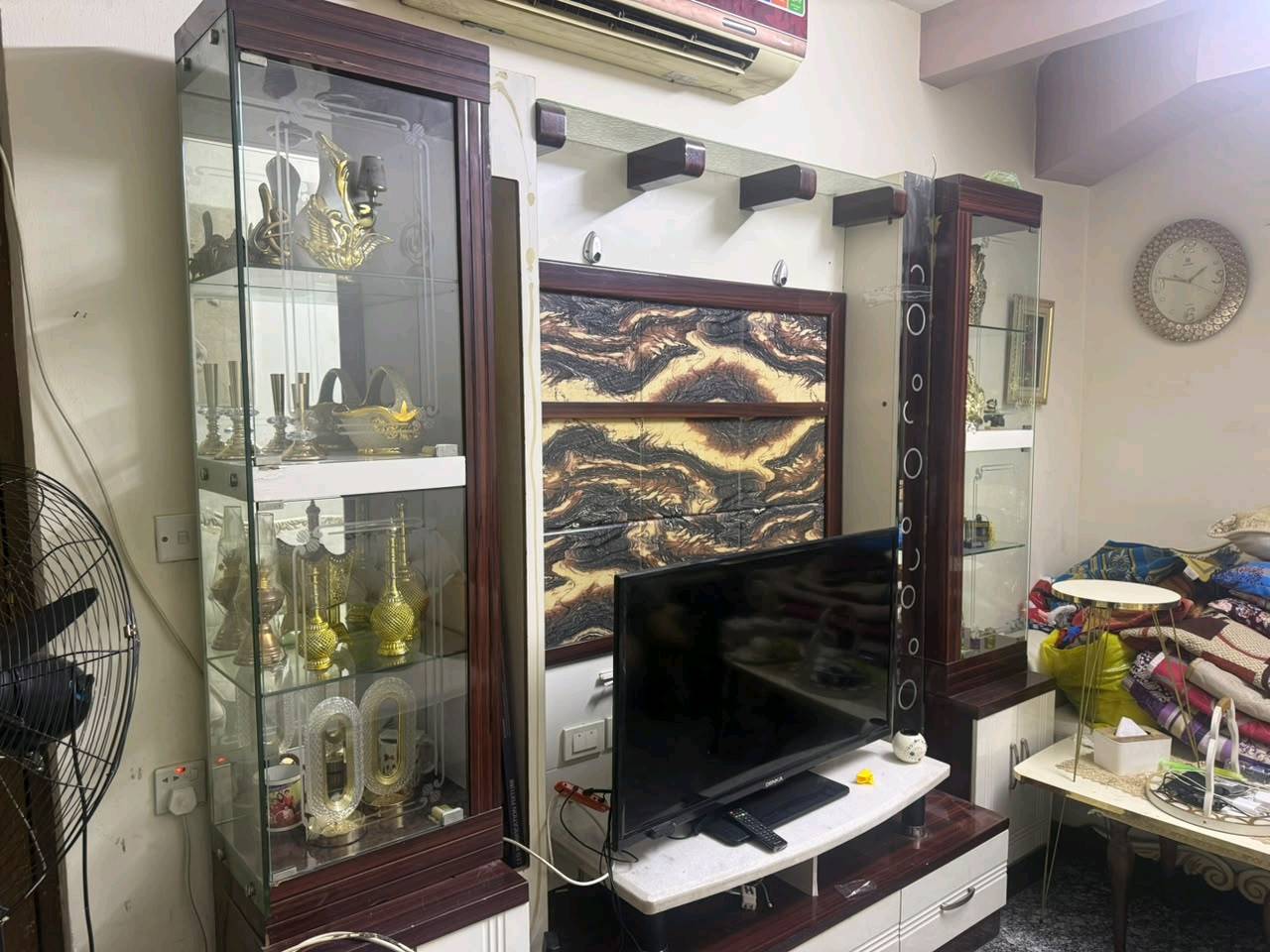 السلام عليكم فاترينه للبيع سعرها 400  وبيها مجال للطيبين مكاني بغداد السيديه للستفسار ***********