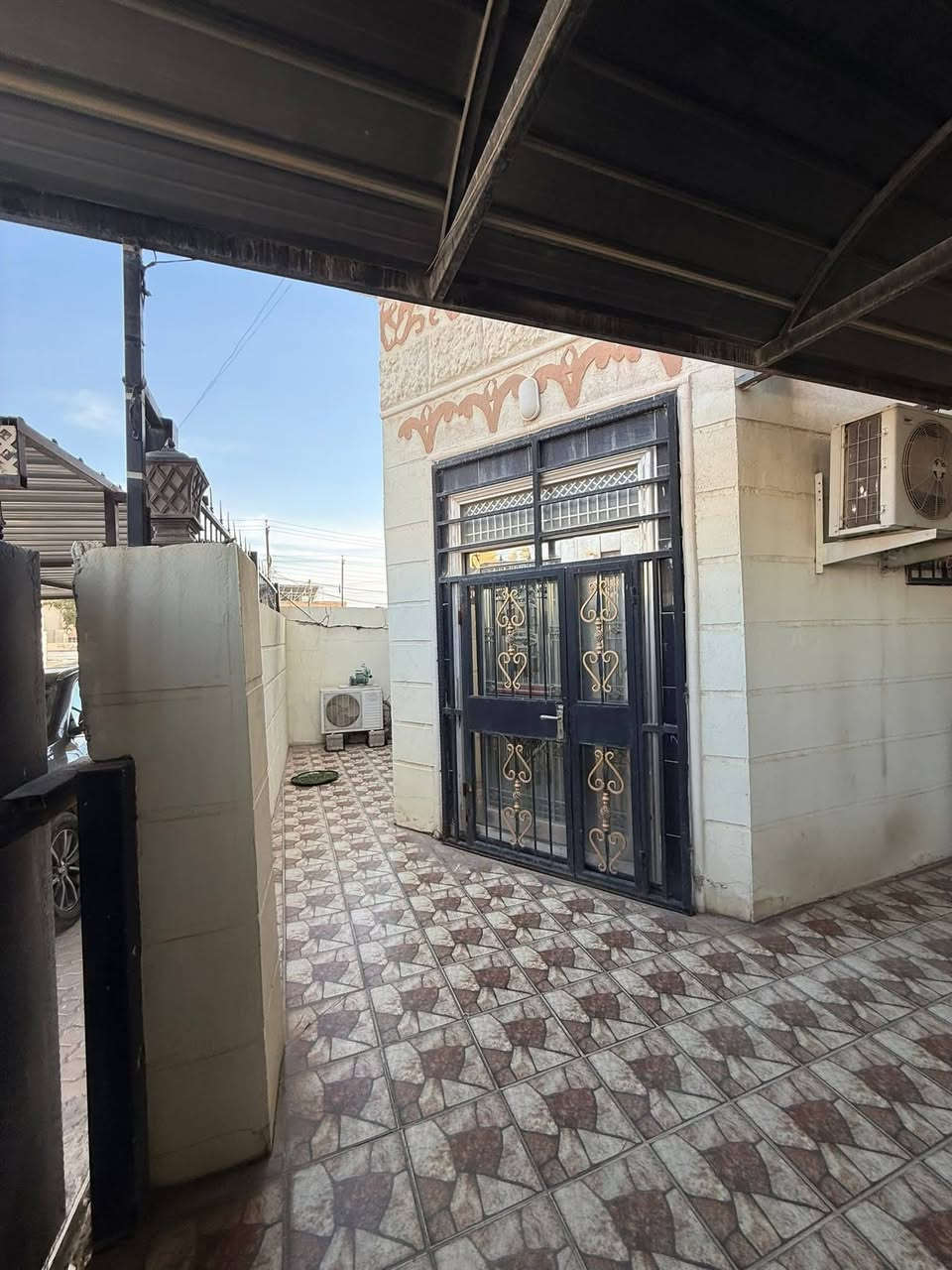 دار للبيع المساحة 205 متر الواجهه 10 طابقين 4 غرف نوم موقع مميز شارع 20 متر حي الزهور مقابيل مطعم كاردن ستي يباع موثث 6 سبالت  السعر 250 وبي مجال 
للاستفسار الاتصال على الرقم( *********** )
