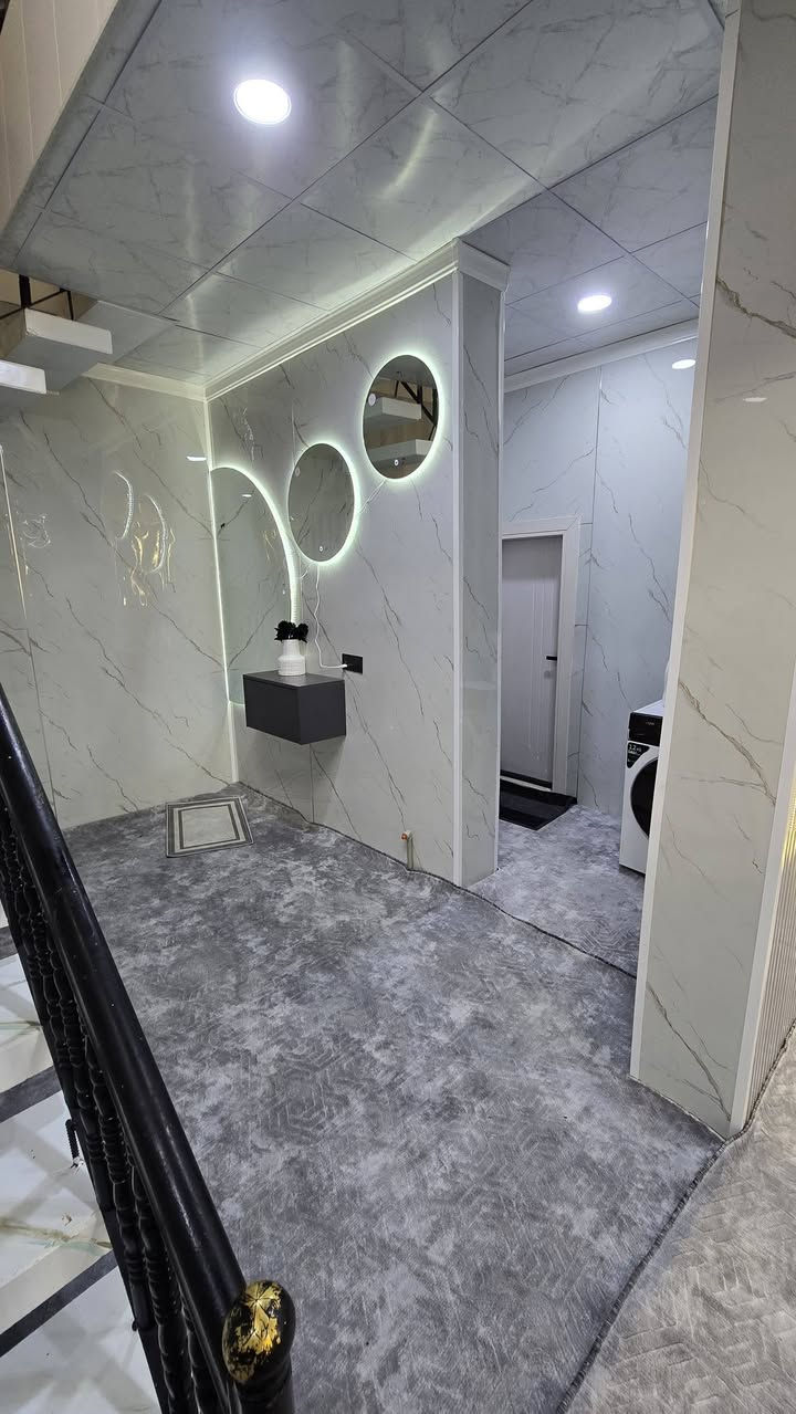 ئەگەر بەدوای شوێنێکی ئارام و پڕ لە خزمەتگوزاری دەگەڕێیت بۆ ژیان، وە دور بێ لە جەنجالی ناو شار ئەم خانووە هەلێکی زێڕینە

• ​دیزاینی خانوەکە
لەسەر شێوازێکی زۆر جوان دروست کراوە کە
لە روکەش خانوێکی زۆر سادەو جوانە لە ناوەوەش زۆر شەهانە دەردەکەوێت
خانوەکە دوو قاتە
قاتی یەکەم⏬️
خانوەکە پێک دێت لە
ژووری میوانی گەورە لە قاتی یەکەم 
چێشتخانەی مۆدێرن قاتی یەکەم
هۆلێکی دانیشتنی فراوان قاتی یەکەم
توالێت لەدەرەوە
 توالێتی سەربەخۆ لە ژورەوە
حەمامی سەربەخۆ لە ژورەوە
مەتبەخ عەمەلێکی فراوان
  ژوری نوستنی فراوان
[پلیکانەیەک یان قادرمە] لە ژورەوە بۆ قاتی دووەم

قاتی دووەم⏬️
قادرمەی تایبەت بۆ قاتی دووەم لە دەرەوە هەیە
دوو ژوری نوستنی فراوان
توالێتی سەربەخۆ 
حەمامی سەربەخۆ 
هۆلێکی گەورە 

مواسەفاتی خانووکە
___________________
رووبەری خانووەکە 
250مەترە
درێژی خانووکە
25مەترە
پانی خانوەکە 
10مەترە
✅️پێشی ساحەیە پرۆژە هەیە بکرێتە باخجە موڵکی حکومەتە هی خەلک نییە 💯
زۆر گونجاوە دەتوانی بیکەیتە دوو بەشەوە هەلێکی زێرینە
باشترین کەرەستەی بیناسازی دروستکراوە.
✅️دەستە جەپی خانووکە قیبلەیە🕋

📍 شوێنی جوگرافی و دەوروبەری
شوێنکی زۆر ستراتیژی هەیە کە 
438مەتر دورە لە نەخۆشخانەی دارەتوو
403مەتر دورو لە پۆلیسی دارەتوو
553مەتر دورە لە ئاسایشی دارەتوو
480مەتر دورە لە پارکی دارەتوو
 800مەتر دورە لە قوتابخانەی تریفەی کجان
550 مەتر دورە لە قوتابخانەی بنەرەتی هەڵبجە
187 مەتر دورە لە قوتابخانەی بنەرەتی داستان
173مەتر دورە لە سەنتەری لاوانی دارەتوو
126مەتر دورە لە ساحەی تۆپی پێی 11لاعیبی دارەتوو
109مەتر دورە لە ساحەی تپی پێی 6لاعیبی دارەتوو
841مەتر دورە لە سانعەی دارەتوو
118مەترە دورو لە مزگەوتی ابوبکری صديق
198مەترە دورو لە مزگەوتی دەروێشان
348مەترە دورو لە مزگەوتی عومەری کوری عبدالعزیز
گەڕەکی نیشتیمان بە ئارامی و فراوانی شەقامەکانی ناسراوە، ژینگەیەکی زۆر گونجاوە بۆ ژیانی خێزانی
کەوتووەتە گەڕەکێکی ئارام و پەرەسەندوو، کە بە یەکێک لە ناوچە هەرە باشەکان بۆ نیشتەجێبوون دادەنرێت

✅ بۆچی ئەم خانووە هەڵدەبژێریت؟
بۆچی ئەم خانووە هەڵدەبژێریت؟
• ​کەشی گەڕەکەکە زۆر ئارام و گونجاوە بۆ خێزان.
• ​هەموو خزمەتگوزارییەکانی (ئاو، کارەبا، زێراب.قوتابخانە.نەخۆشخانە.بنکەی پۆلیس.بنکەی ئاسایش.ناحیەی دارەتوو.پارک.بازار) بەردەستە
• ​نرخێکی گونجاو و گەرەنتییەکی باش بۆ داهاتوو.
​📞***********
