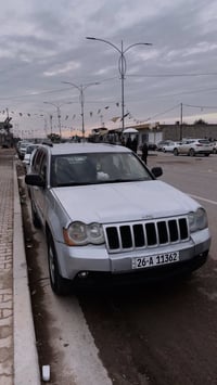 كراند شيروكي موديل 2008 بيها قطعتين صبغ بس بابين جهة اليمين  الباقي عل...