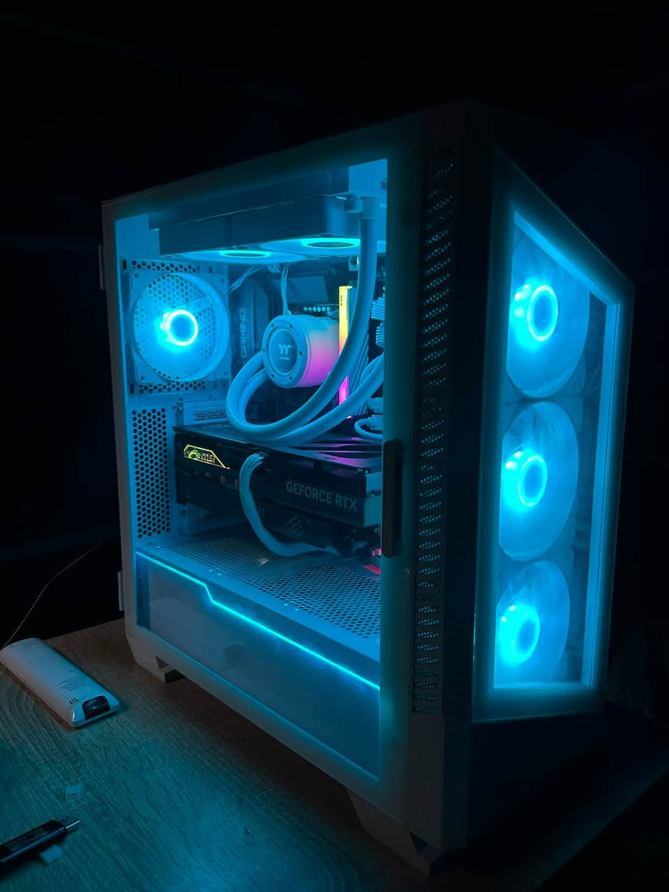 متوفر كيس كيمنك للبيع مكاني موصل متوفر توصيل
Cpu:i7 14700K 
Cpu cooler thermaltake 240ml 
Gpu:Rtx 4070TI Super 16Gb msi Slim (نسخة خاصة للعبة stalker 2 )
Ram:Ddr5 16Gb xpg RGB 6000hz 
Hard:M.2 nvme adata 1000Gb legend 900 
M.B:Gigabyte B760 Gamingx ax Wifi
Power msi A850W 
Case:Msi velox 100R white 
كراتين جميع القطع موجودة 

سعره مليونين و٤٠٠ الف وبيه مجال


**إذا كنت صاحب هذا الإعلان وتريد حذفه لأي سبب، رجاءا أرسل رسالة إلى الدعم الفني**