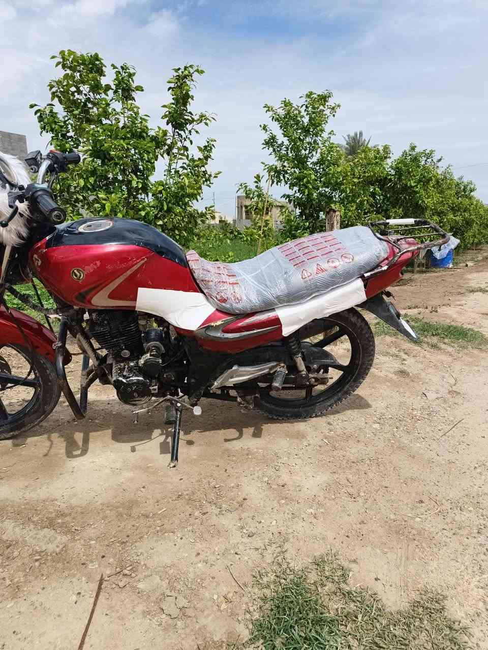 سلام عليكم ماطور سايم اكتروني للبيع موديل 15 بدون اوراق يرادله ترتيب محرك بي صوت بس نشط بلمشي واول ميشتقل يدخن شويه ويكطع وباتري ضعيف مكاني جزيره الخالديه سعره 400 وبي مجال ***********
