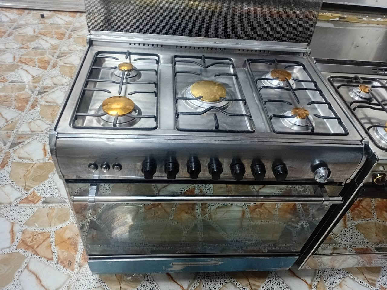 سلام عليكم كاونتر مترين و٣٠ وسنك متر و٣٠ كرانيت تفصال اخو الجديد بيع ومراوس طباخ كرياز مصري الباب الأول  وطباخ فريش مصري باب اول نضيف بيع ومراوس العنوان بلد جمعية ليمام استفسار ***********
