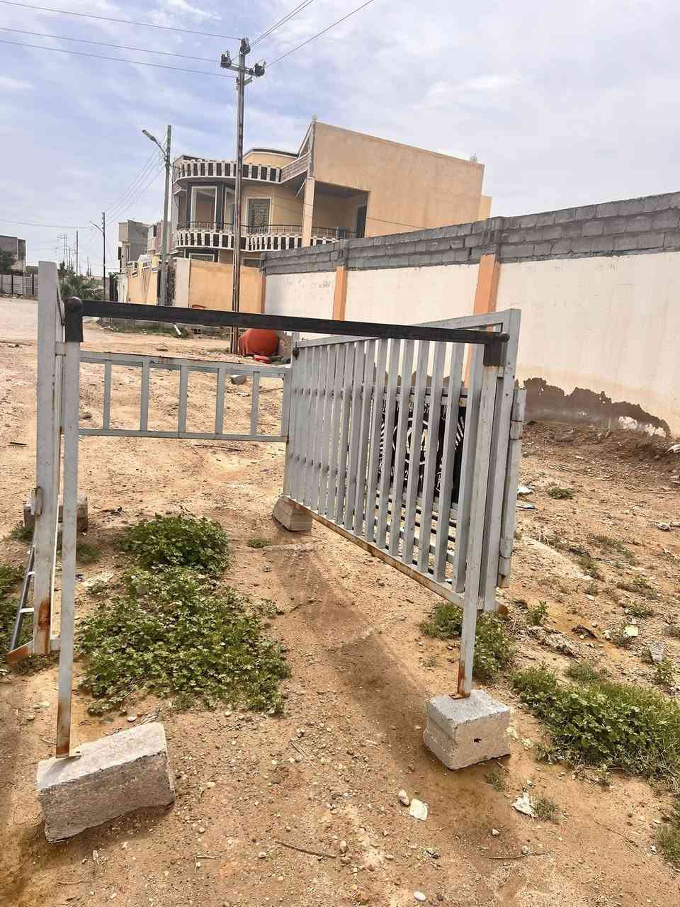 محجل مال كيه عموشه نثيه البيع رتفاع المحجل متره وعشرين محجل حيل حلو بس ناقصه ضيق سعر محجل 350وبي مجال رقم الاهاتف ***********
