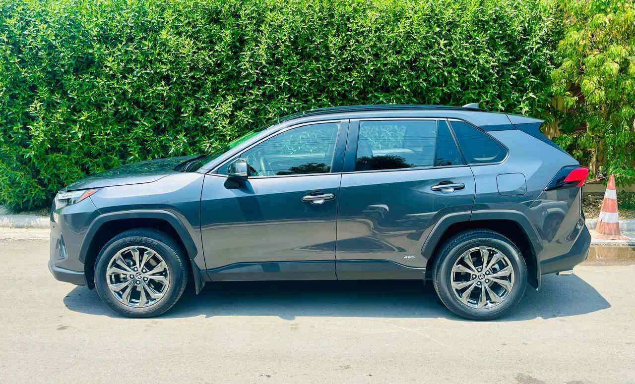 السلام عليكم 
تيوتا راف فور برميوم هايبرد 
موديل 2024 
ماشيه 23 الف 
رقم بغداد بأسمي 
ضرر السياره موضح بالصور ربع دعاميه اماميه و شويه بارد بالبدايه مال بنيد فقط ايرباك استيرن فقط 

مواصفات السياره فول مال برميوم بصمه و فتحه و كراسي جلد و تدفئه و كرسي كهرباء و جنطه كهرباء و باقي المواصفات المعروفه 
السعر 260 ورقه و بيها مجال بسيط 
مكان السيارة بغداد حي الخضراء 
رقمي ***********
