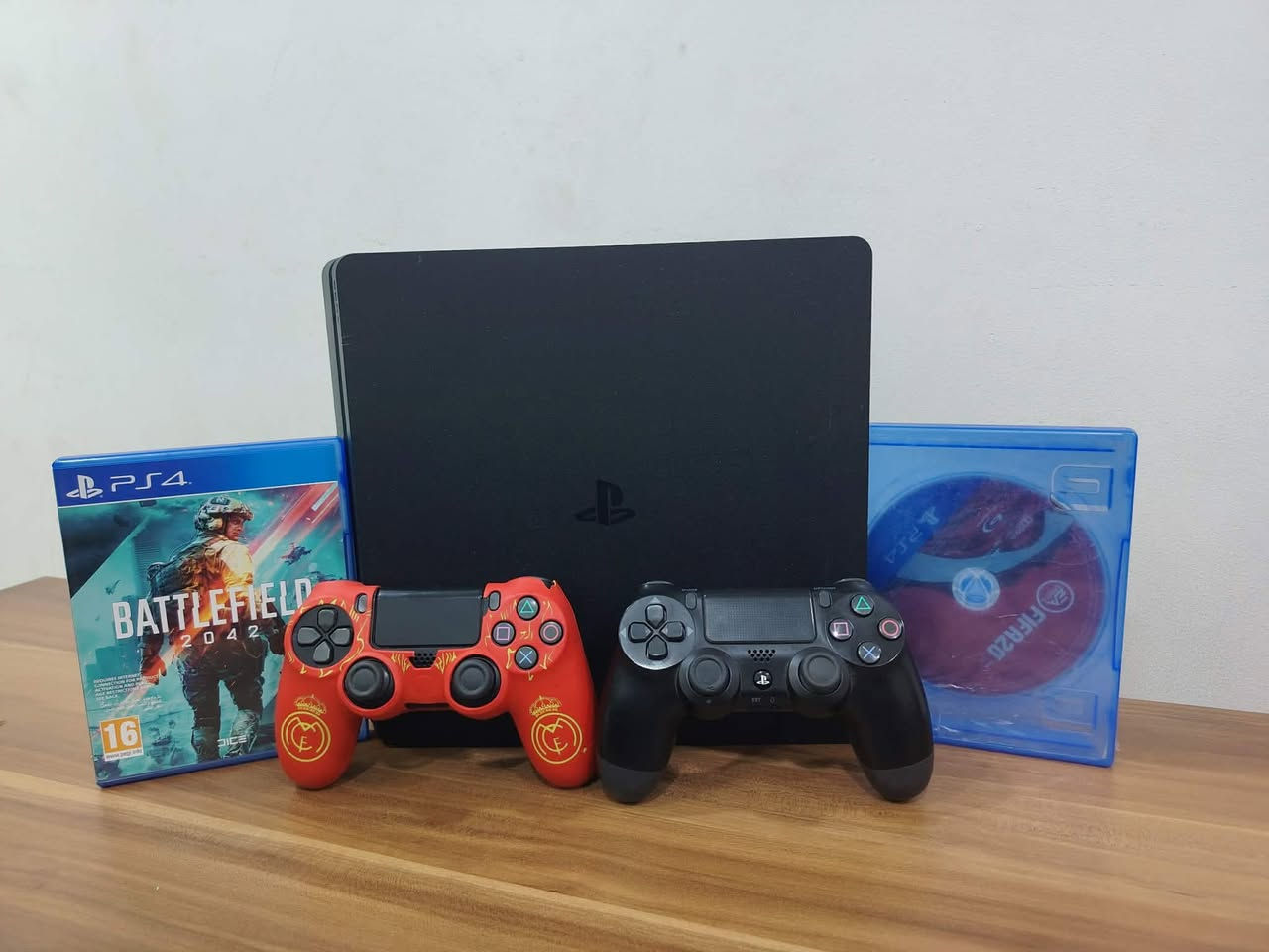 السلام عليكم بلي 4 سلم نظافه 100‎%‎ ما مفتوح وياه 2 جوستك و3 اقراص سعره 230 شراي تعال خاص او اتصل ***********
