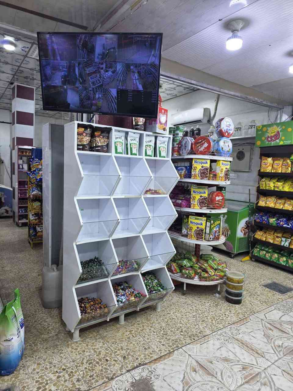 سلام عليكم أسواق للبيع حلو علا شارع عام بصره قضاء المدينة سعر حلو متفوع ايجاره سنة ٢٧ رقم موبايل ***********✅️
