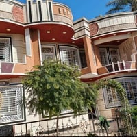 🏡✨ فيلا فاخرة للبيع بموقع استثنائي ✨🏡  📍 الموقع: على نيل سنتر، قرب الا...