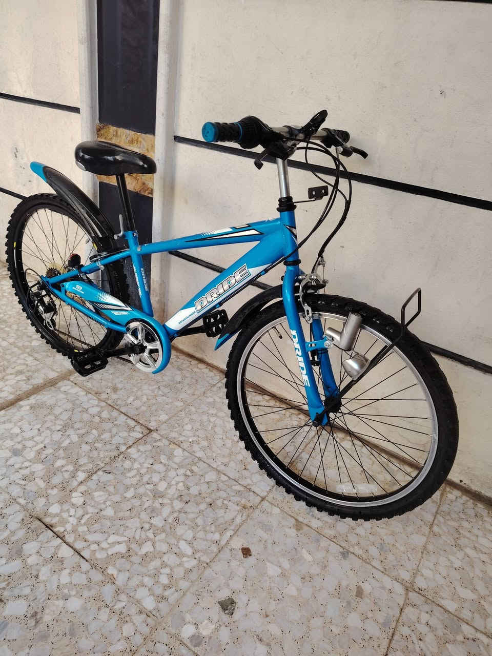 السلام عليكم ورحمة الله وبركاته
بيسكل موديل كيمو حجم ٢٤
باله ياباني النضافه فول وضع حاويه
ماركه ( DRIDE )
يده كير ٦ نمر شيمانو اصلي
داينمو امامي ثلجي شغال 
السعر ( 100 الف)
لون ميمز سمائي  مختم 
كشن اصلي ماركه تايرات بلادي
العنوان بغداد منطقة الحبيبيه 
هاتف *********** 
الاستفسار واتساب
