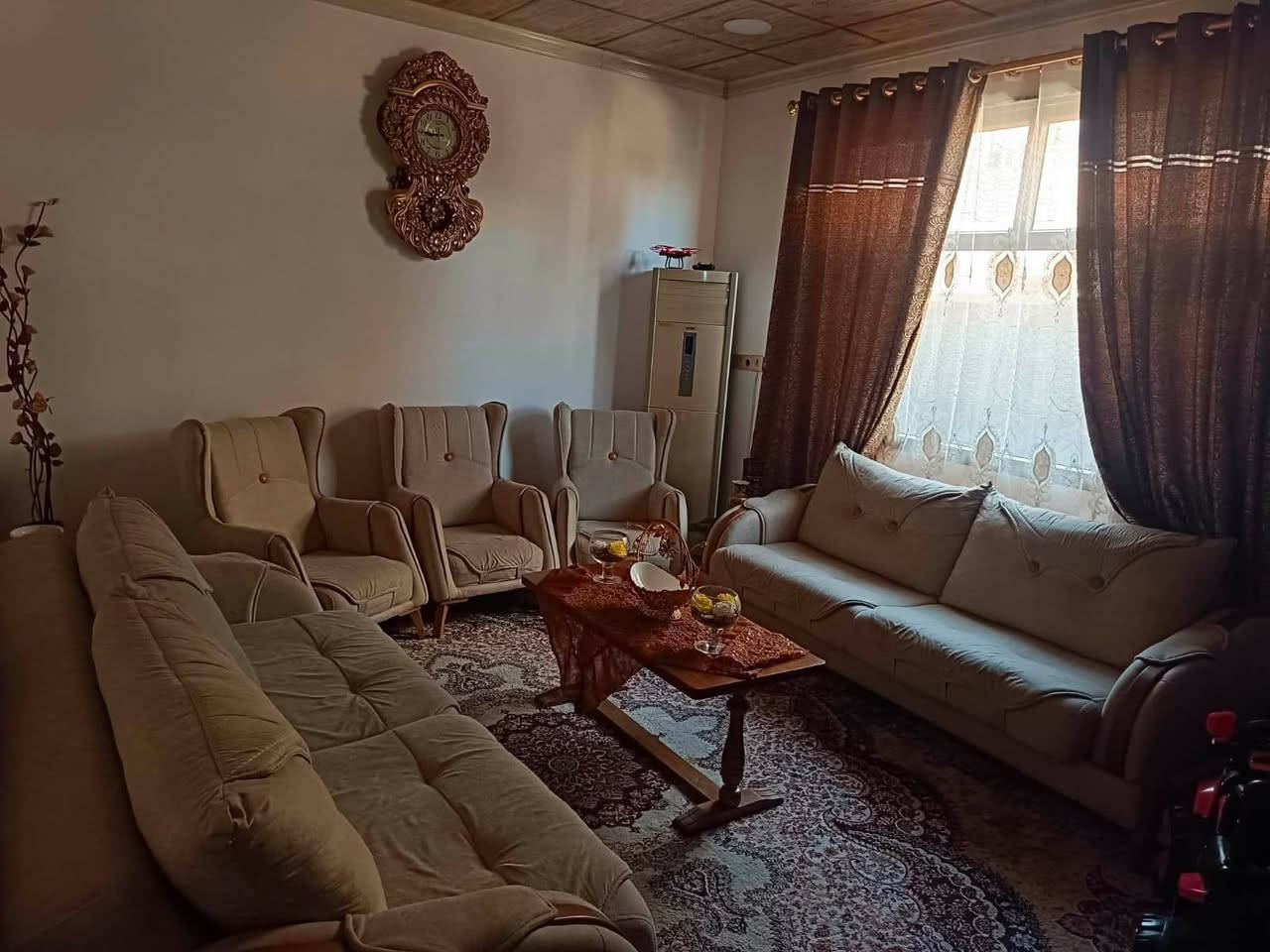 دار 🏤 للبيع في الملايين الاولى
خلف الكمرك بناء فول اساس بادلو واصل بلديه 
150متر واجهه 10 طابقين 5قرف نوم استقبال هوال صحيات مطبخ خدمات كامله ماء كهرباء تبليط 🛣️ سند 25 حق تصرف استفسار مراجعه مكتب انوار الموصل للعقار مقابيل الكمارك أو اتصال على ارقام التاليه 
***********
***********

